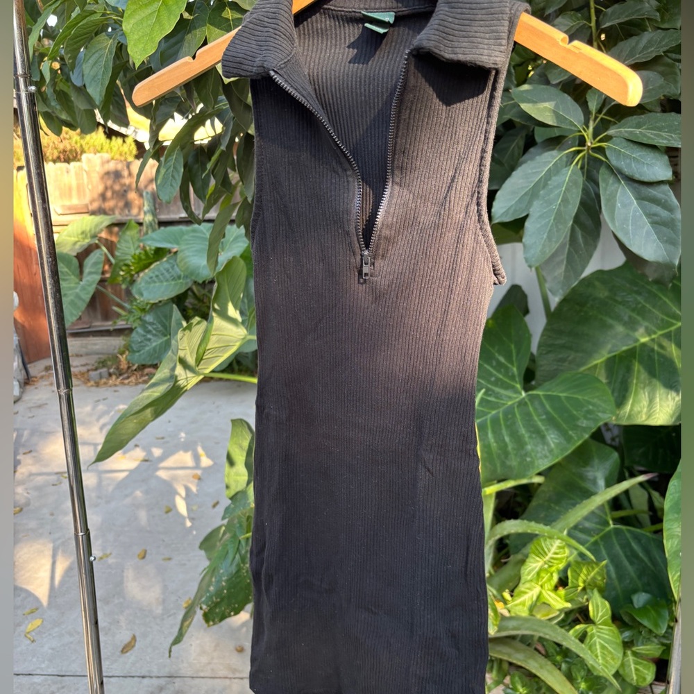 Wild Fable Black Sleeveless Zip-Up Top